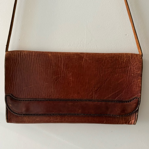 Vintage 70s tooled brown natural leather flap crossbody purse of clutch - Picture 4 of 8